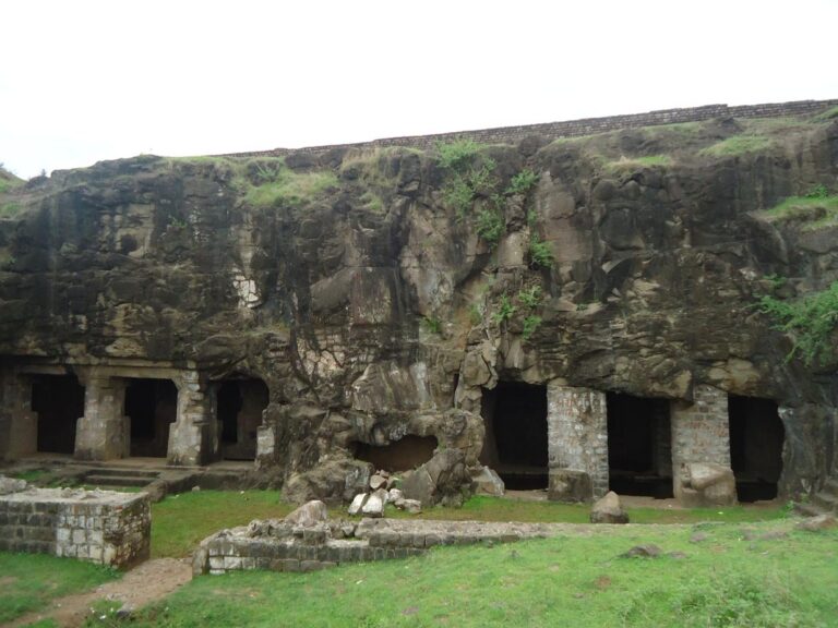 पातूरच्या ऐतिहासिक लेण्या